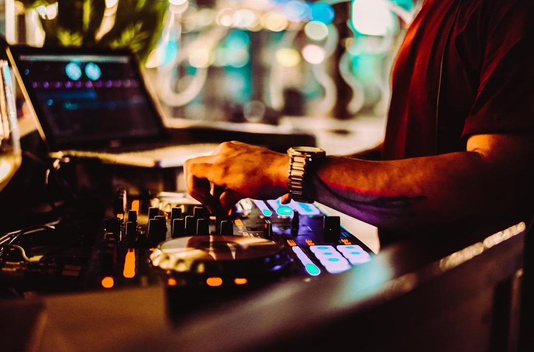Comment faire appel à un musicien ou un DJ sur Bordeaux ?
